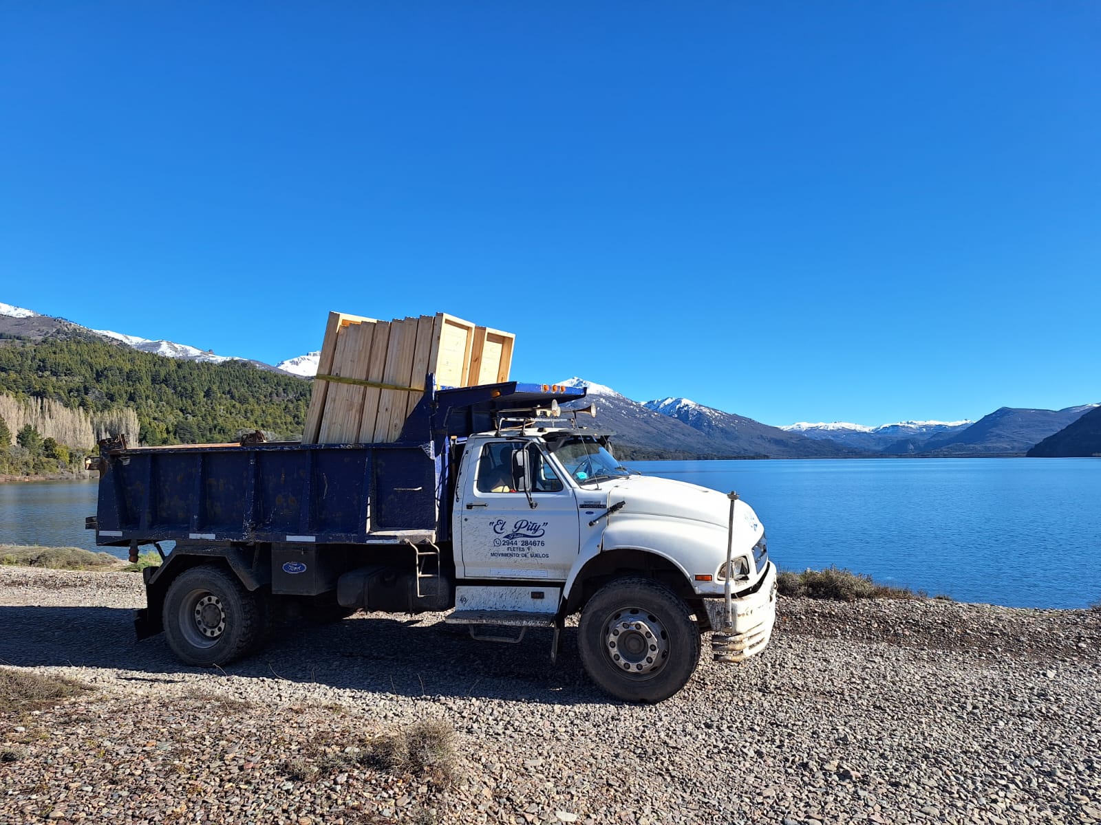 Primer camión Ford de la empresa frente al lago