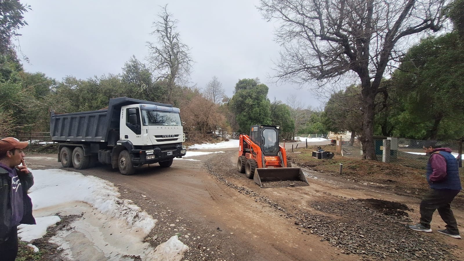Camión y minicargadora trabajando en el camino de La Reserva Alta
